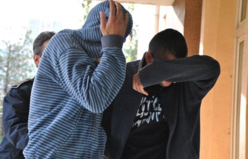 Doi tineri din Botoșani reținuți pentru tentativă la tâlhărie. Aceștia ar fi încercat să jefuiască o persoană în plină stradă