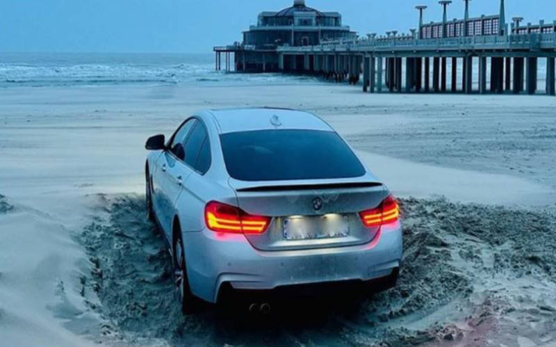 Un român a rămas blocat cu BMW-ul pe o plajă din Belgia „Am vrut să ne bucurăm de peisaj”