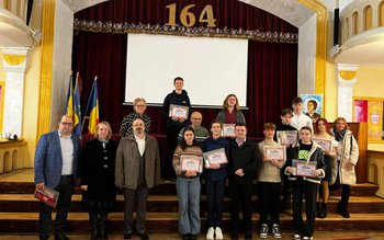 O puștoaică de gimnaziu i-a …