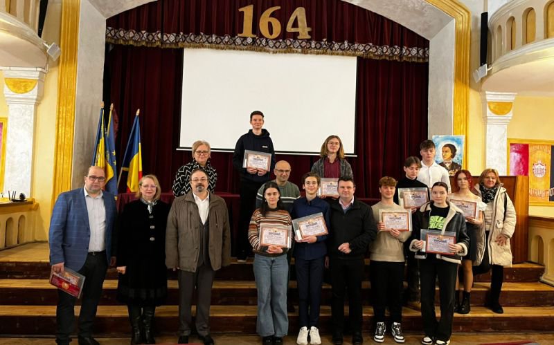 O puștoaică de gimnaziu i-a depășit pe liceenii matematicieni la concursul laurienilor
