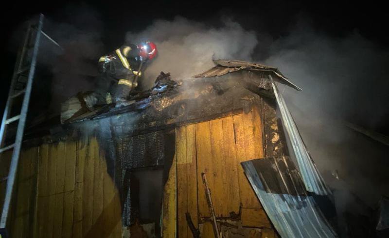 În plină iarnă a rămas fără acoperiș deasupra capului în urma unui incendiu