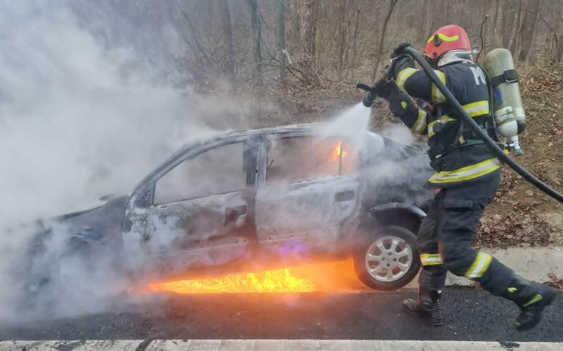 Mașină în flăcări după ce a fost implicată într-un accident rutier