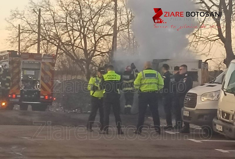 Mașina care igieniza străzile din Dorohoi a luat foc. Pompierii au intervenit pentru stingere - FOTO