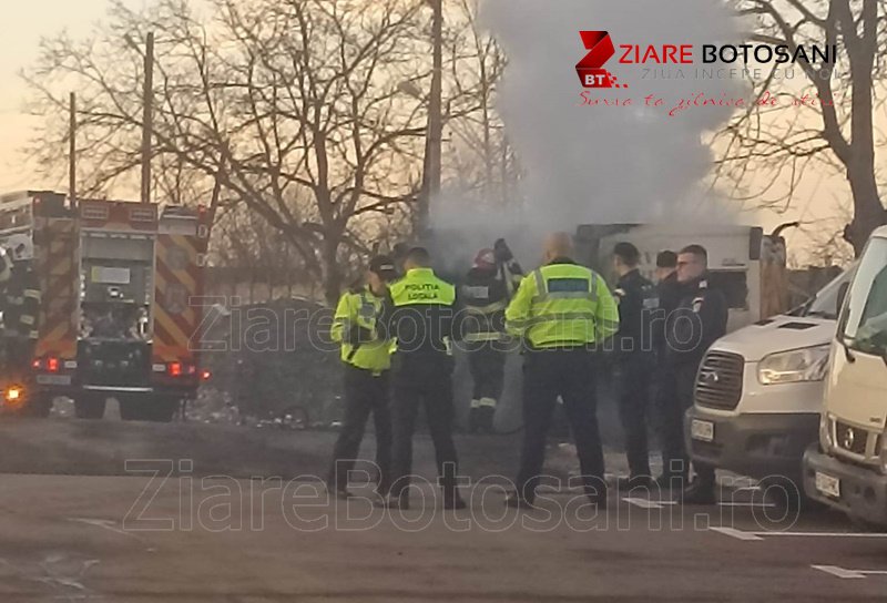Mașina care igieniza străzile din Dorohoi a luat foc. Pompierii au intervenit pentru stingere - FOTO