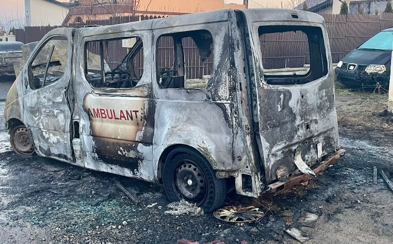 Incendiu violent pe o stradă din Botoșani. O ambulanță privată a ars și trei autoturisme au fost afectate parțial - FOTO