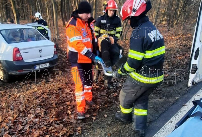 O femeie a ajuns la spital după ce a pierdut controlul volanului și s-a izbit într-un copac în pădurea Gorovei - FOTO