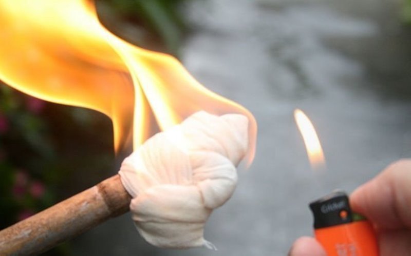 Un bărbat din Cucorăni a suferit arsuri după ce a încercat să aprindă focul cu un lichid inflamabil