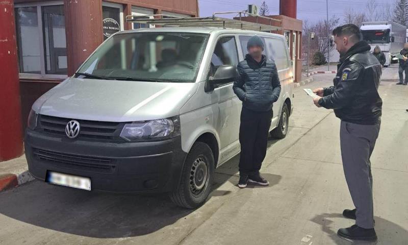 Autovehicul radiat din circulaţie, descoperit la trecerea frontierei în PTF Stânca