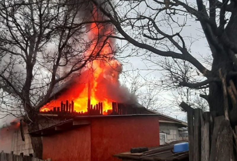 Familie din Oroftiana rămasă fără acoperiș deasupra capului în urma unui incendiu