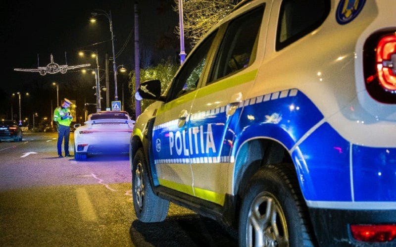 BEAT TURTĂ! Oprit de polițiști, văzând că șoferul nu mai poate ține drumul drept