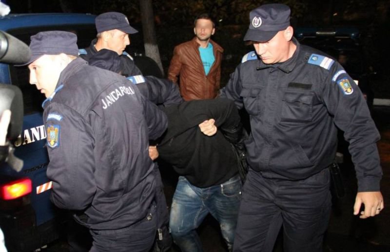 Șapte adolescenți luați la întrebări de jandarmi după ce au făcut scandal în fața Parchetului Botoșani