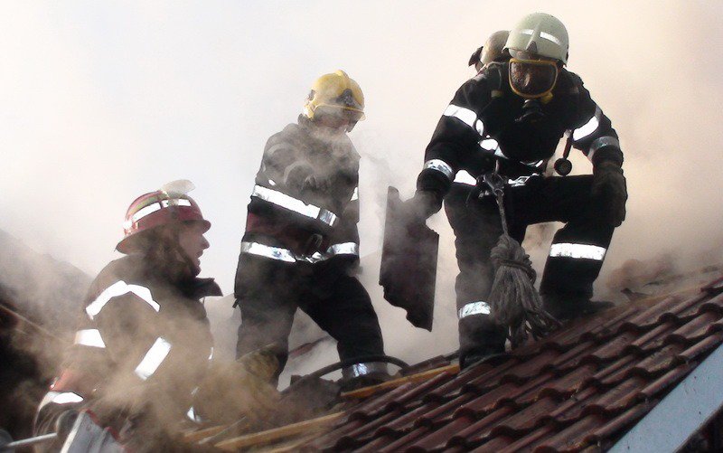 Incendii provocate de coșurile de fum necurățate de funingine la Durnești și Cotu