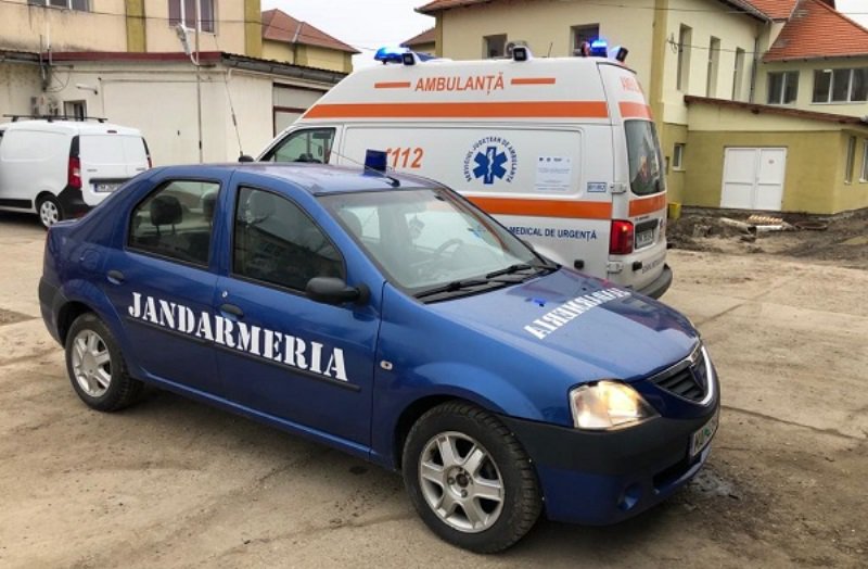 Tineri botoșăneni încătușați după ce au agresat personalul medical care venise să le ofere primul ajutor