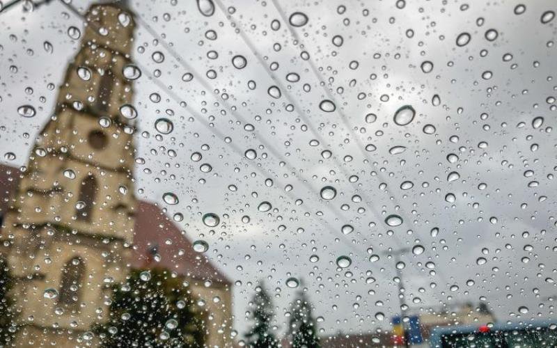 Meteorologii anunţă ger, burniţă şi ploi în zilele următoare. Un anticiclon puternic lovește România