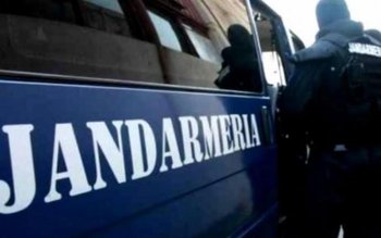 Adolescent lovit cu piciorul în …