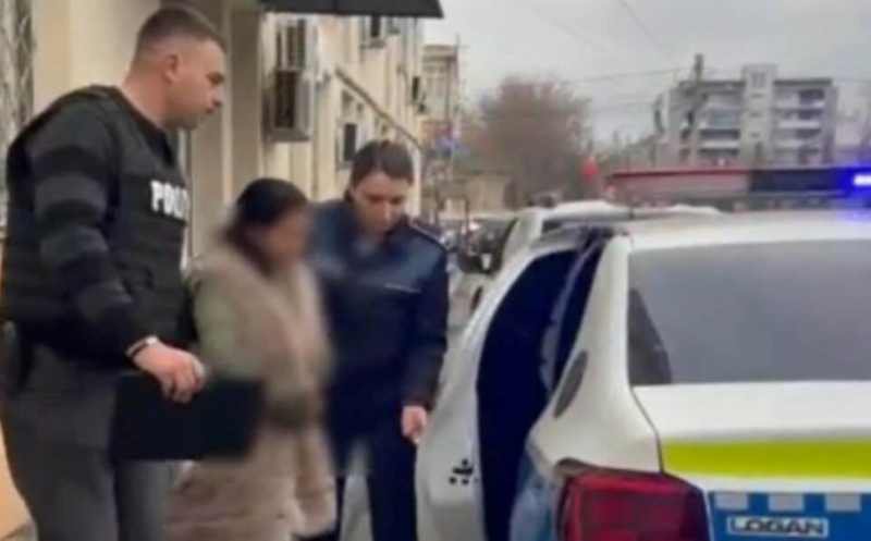 Produse contrafăcute depistate de polițiști în geanta unei tinere care avea un comportament suspect