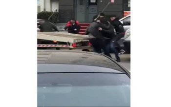 Bătaie crâncenă pe o stradă …