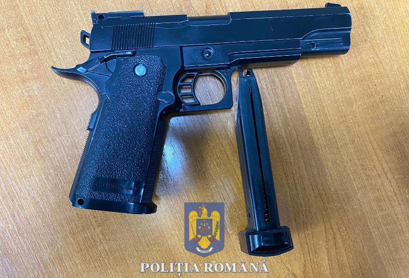 Tânăr amendat cu peste 7.000 de lei, pentru că a provocat scandal și avea asupra sa un pistol