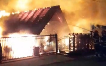 Incendiu violent izbucnit, noaptea trecută, …
