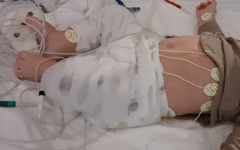 Speranță împachetată în două genți: …