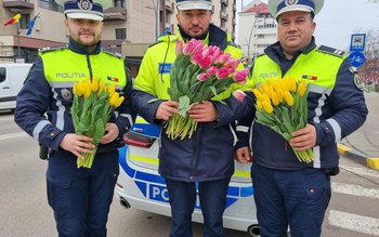 8 Martie cu flori și …