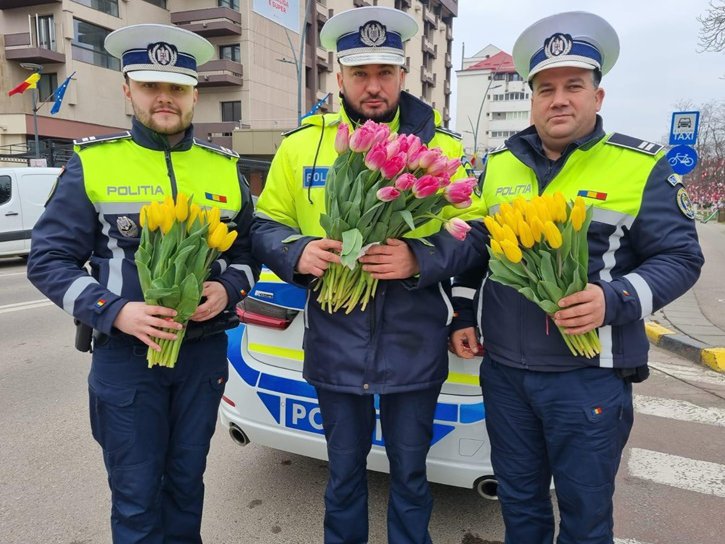 8 Martie cu flori și urări de la polițiștii rutieri - FOTO