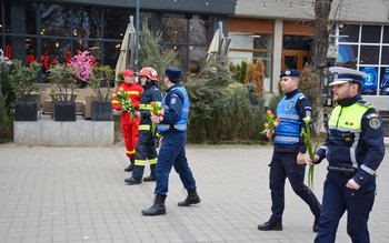 Flori și zâmbete oferite de …