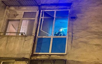 Hotă în flăcări într-un bloc …