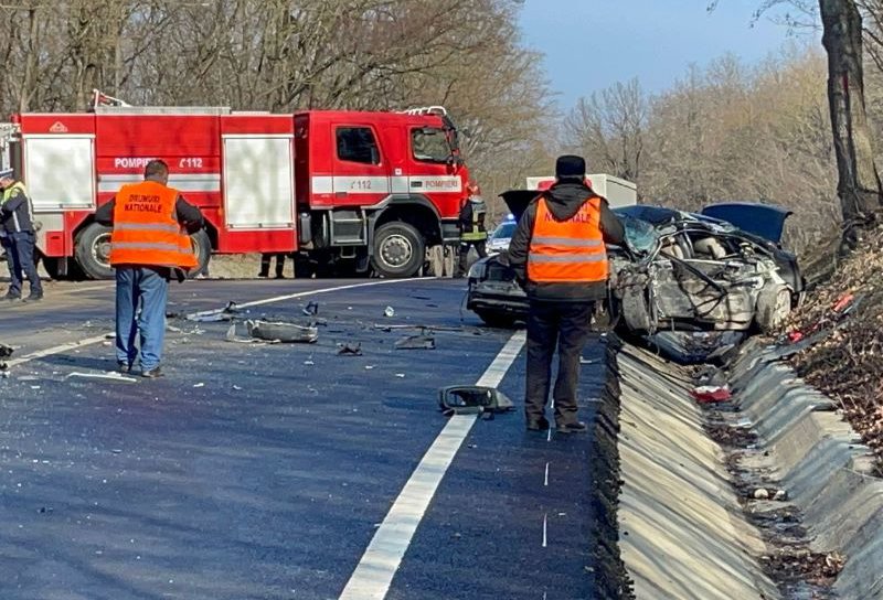 Accident la Zăicești! O persoană a ajuns la spital după impactul dintre un autoturism și un camion - FOTO