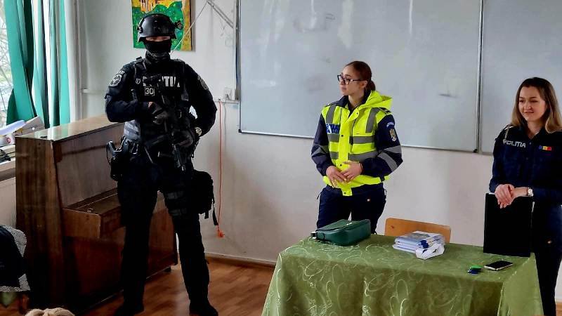 Caravana promovării profesiei de poliţist a poposit la trei unităţi de învăţământ din judeţul Botoșani - FOTO
