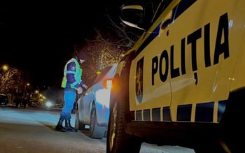 Doi șoferi surprinși băuți la …