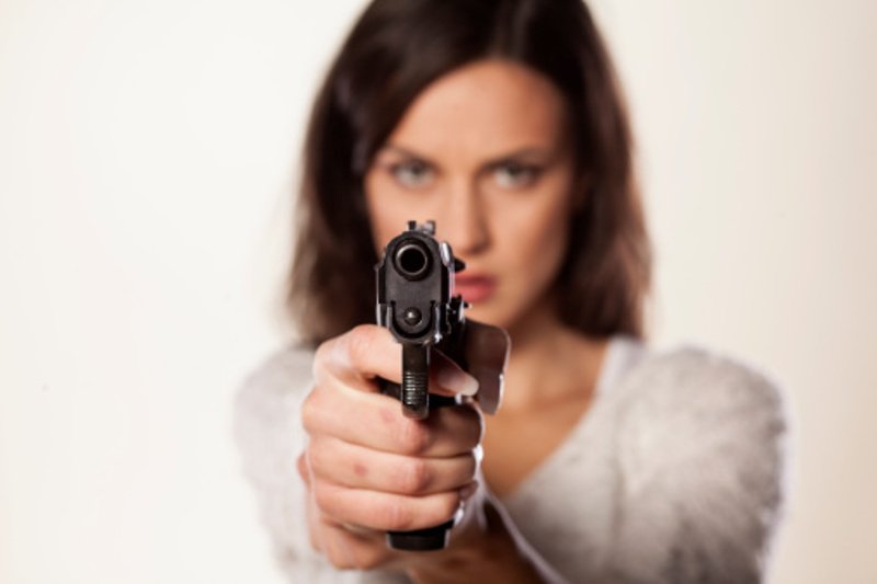 Prostia se plătește! I-a dat unei tinere arma să se fotografieze cu ea apoi a postat-o pe o rețea de socializare!