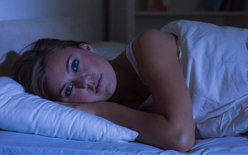 Cum îți afectează sănătatea dormitul cu televizorul aprins