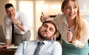 De ce 1 aprilie este …