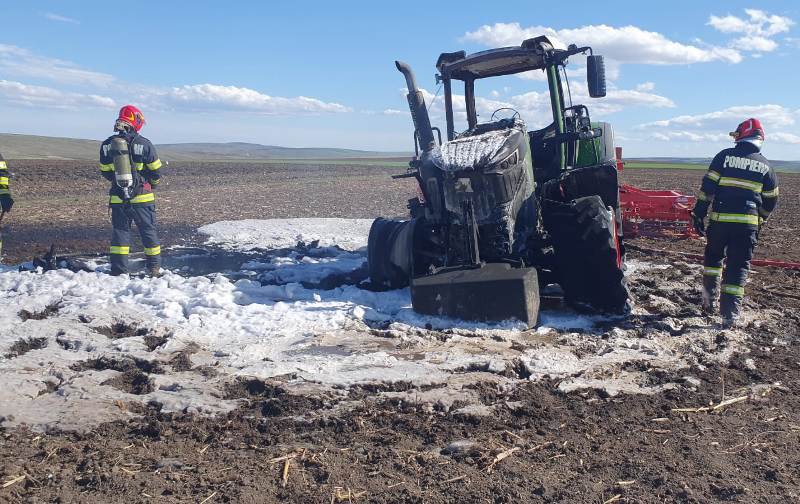 Tractor în flăcări la Ungureni. Incendiul a fost provocat, cel mai probabil, de un scurtcircuit