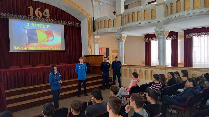 Oportunitățile unei cariere militare în Jandarmeria Română prezentate elevilor botoșăneni - FOTO