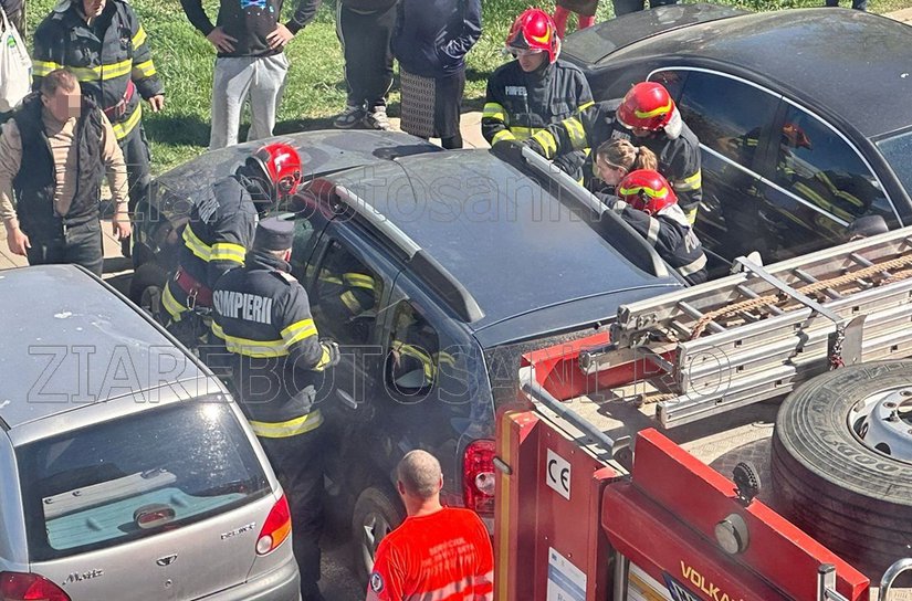 Intervenţie de urgenţă într-o parcare din Dorohoi, după ce un copilaş a rămas blocat într-o maşină - FOTO