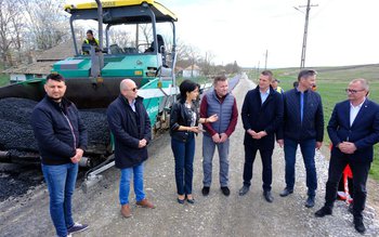 Asfalt turnat pe drumul județean …