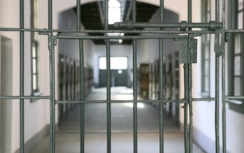 Bărbat ridicat de polițiști de …