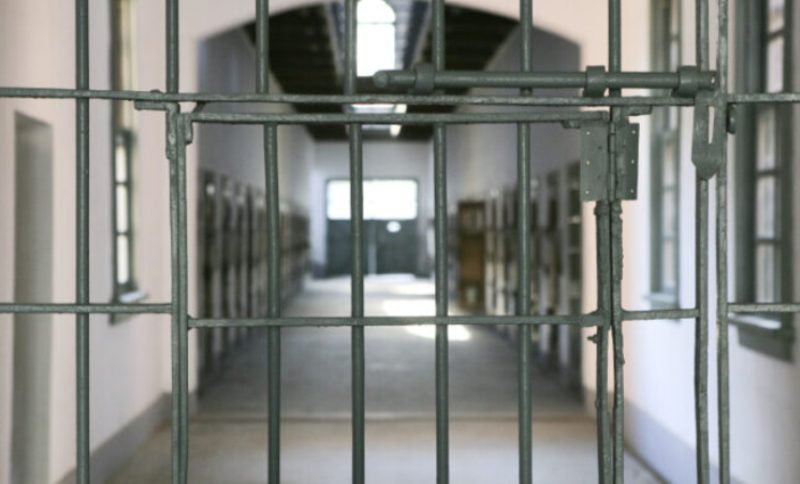 Bărbat ridicat de polițiști de la locul de muncă și dus la Penitenciarul Botoșani