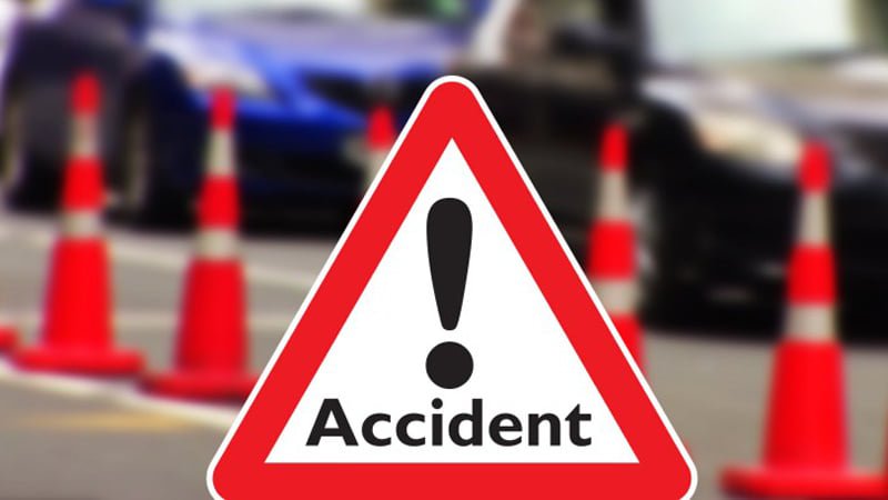 Accident produs de un tânăr beat și fără permis. Și-a abandonat mașina răsturnată în mijlocul drumului