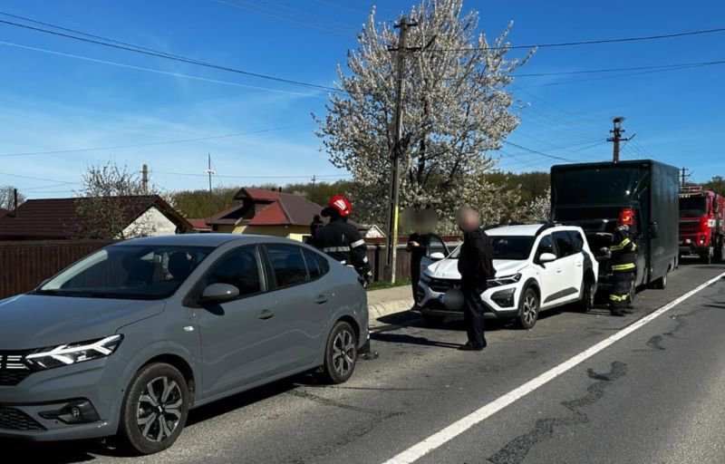 Accident la Baisa! Două persoane rănite după impactul dintre trei autovehicule