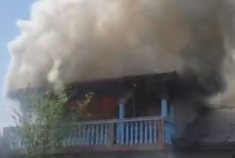 Femeie din Carasa ajunsă cu arsuri la spital după ce un incendiu i-a cuprins casa