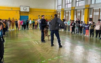 Copii unei școli din Botoșani …