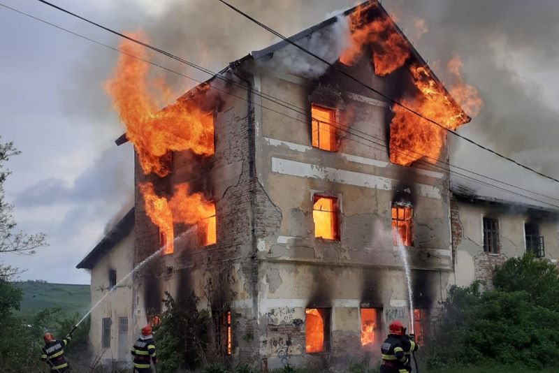 Fostă moară de cereale cuprinsă de un incendiu violent la Săveni