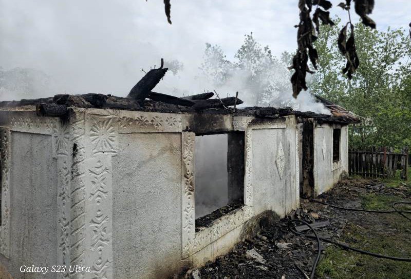 O bătrână de 97 de ani a rămas fără acoperiș deasupra capului din cauza unui incendiu - FOTO