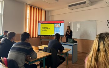 Poliţiştii botoşăneni alături de elevii …