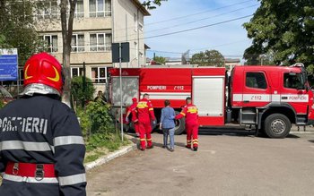 O lumânare aprinsă lăsată nesupravegheată …