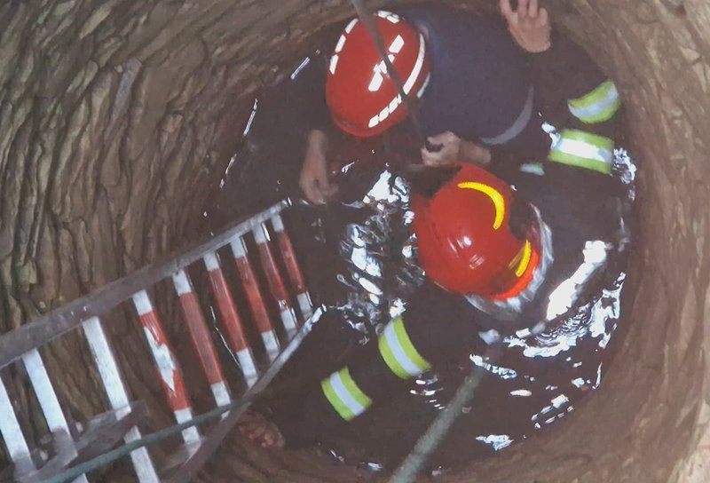 Misiune contracronometru la Dorohoi. Un bărbat a fost salvat de pompieri după ce a căzut într-o fântână - FOTO