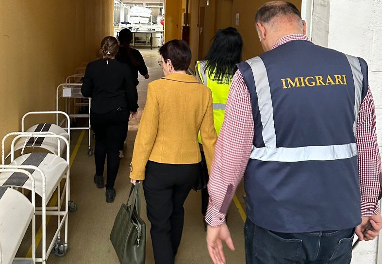 Patru societăți comerciale care au peste 100 de angajați cetățeni străini controlate de polițiștii de imigrări din Botoșani
